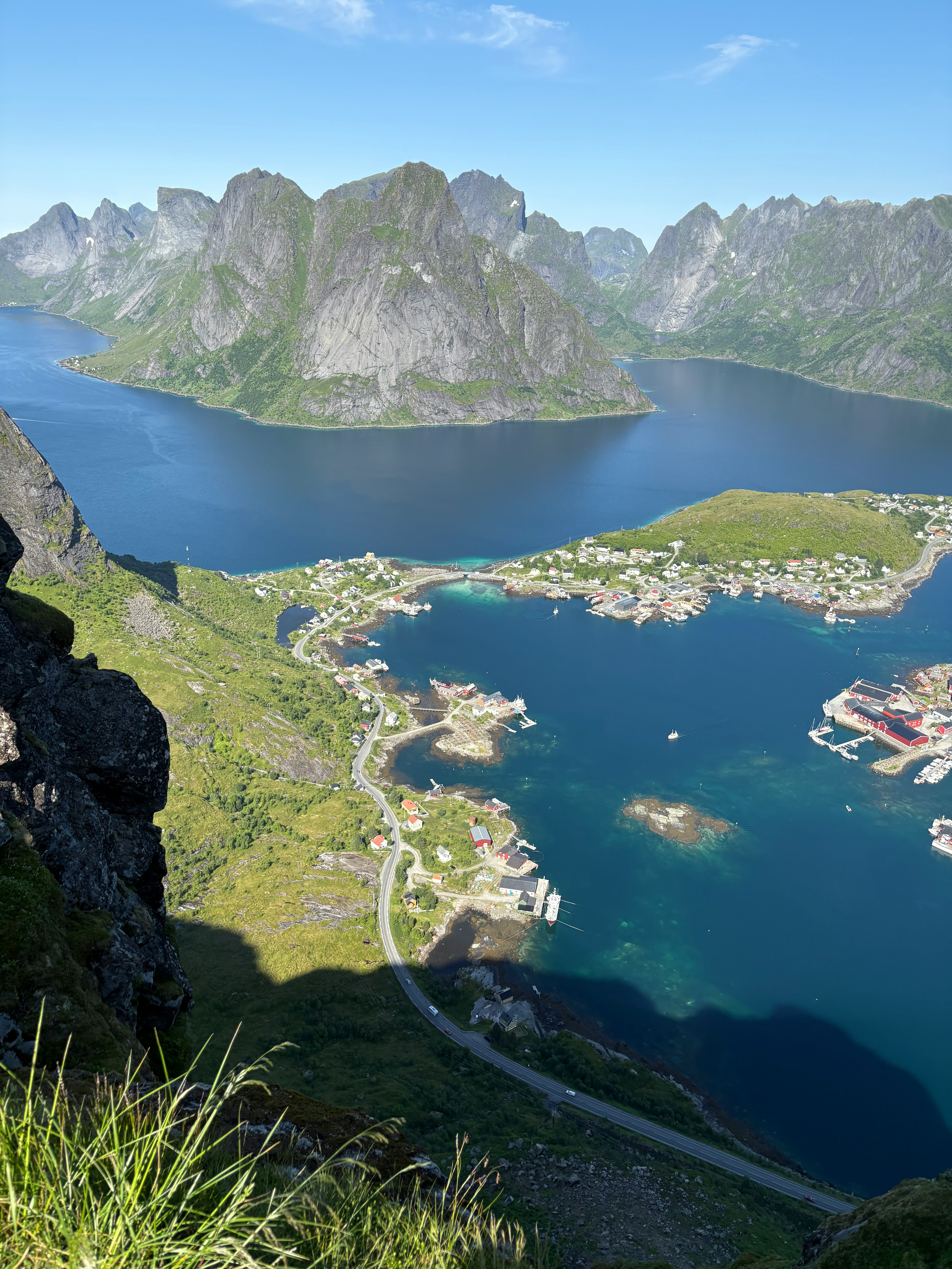 Giorno 2: Ritmi da Bungalow: Esplorando Farstad e la Strada Costiera